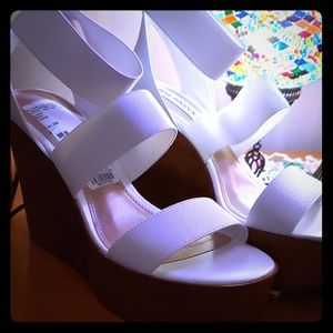 Steve Madden platform sandals- size 8 medium  -nev